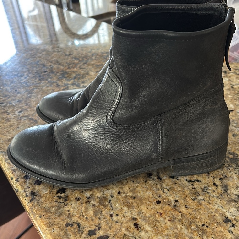 The Gap Black Zippered Ankle Boots